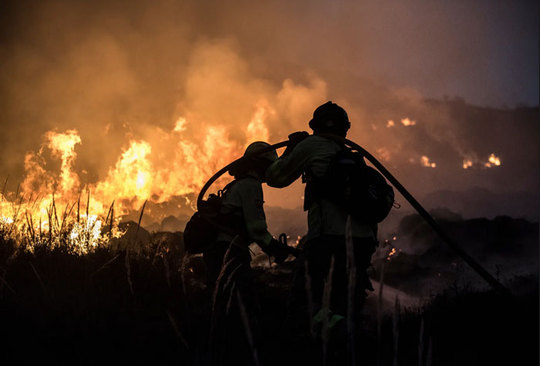 تلاش آتش نشان های اسپانیا برای مهار آتش سوزی جنگلی
