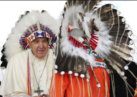 پاپ فرانسیس در لباس بومیان کانادا