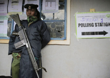 مامور انتظامی حوزه رای گیری در انتخابات کنیا