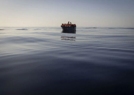 نجات قایق حامل ۲۶ پناهجو در مدیترانه/ آسوشیتدپرس