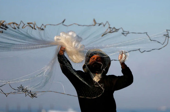 ماهیگیری جوان فلسطینی در خان یونس غزه