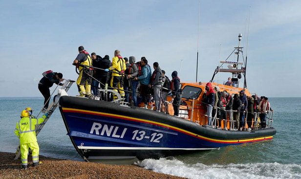 قایق حامل پناهجویان در سواحل انگلیس