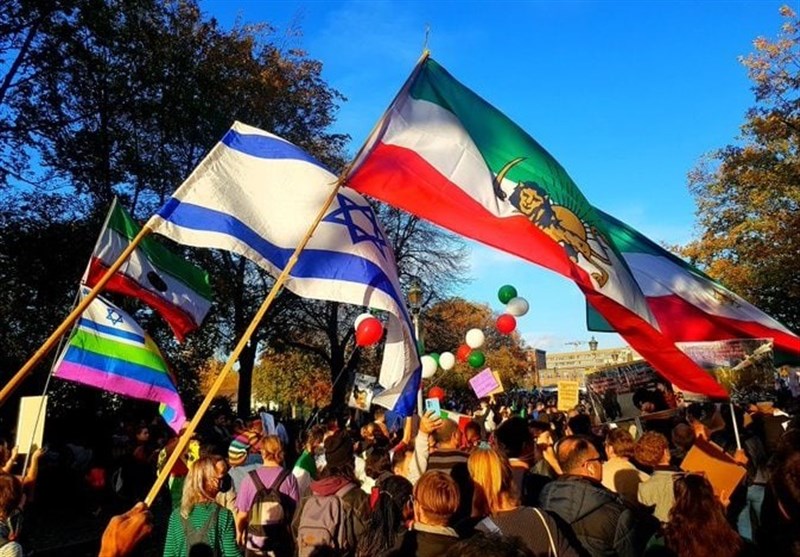 کیهان: تظاهرکنندگان برلین همه اجق وجق ،شیطان پرست ، همجنس باز ، آفریقایی، کره ای و اوکراینی بودند