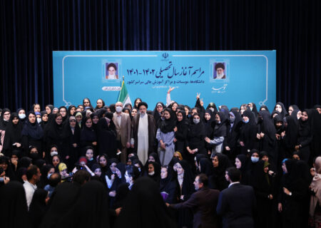 عکس یادگاری رئیسی با دختران دانشگاه الزهرا
