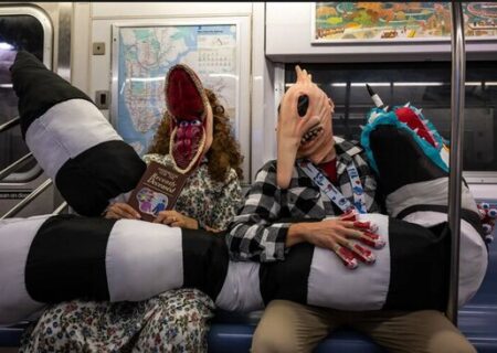 پوشیدن لباس شخصیت های سینمایی در مترو نیویورک