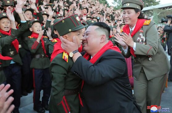 رهبر کره شمالی در سالگرد تاسیس مدرسه ای انقلابی