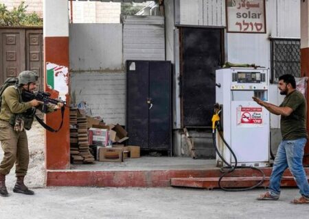 مواجهه سرباز اسراییلی با مرد فلسطینی در پمپ بنزین