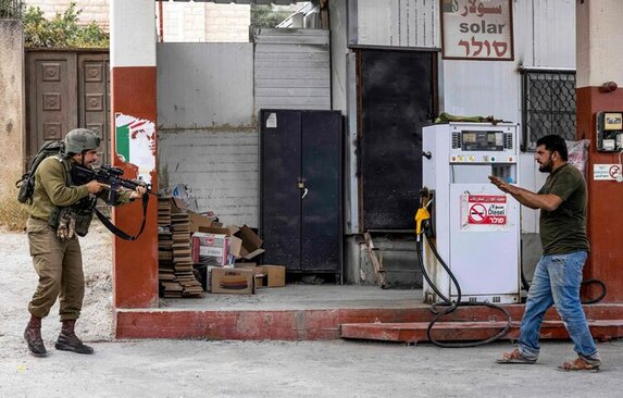 مواجهه سرباز اسراییلی با مرد فلسطینی در پمپ بنزین