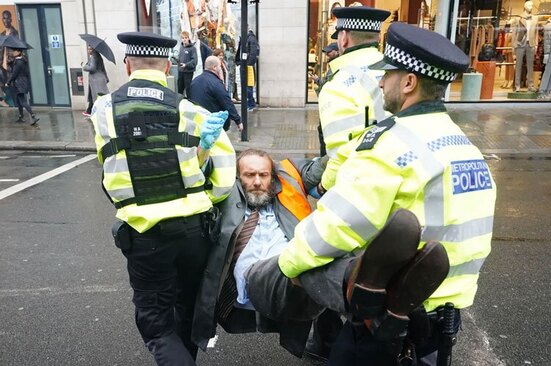 دستگیری یک معترض زیست محیطی در تظاهرات لندن
