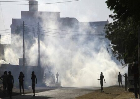 پلیس سودان هزاران معترض را با گاز اشک آور متفرق کرد