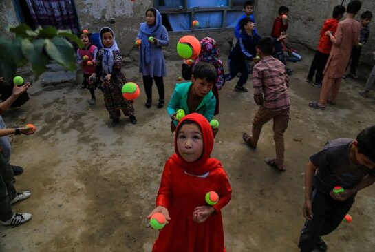 آموزش مهارت های سیرک به کودکان افغانستانی در کابل