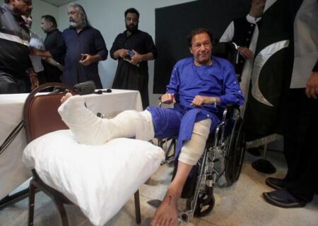 عمران خان پس از ترور ناکام روی ویلچر در بیمارستان
