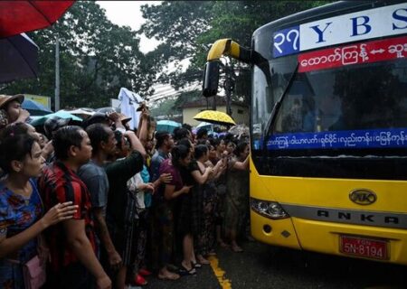 استقبال از آزادی صدها زندانی در میانمار