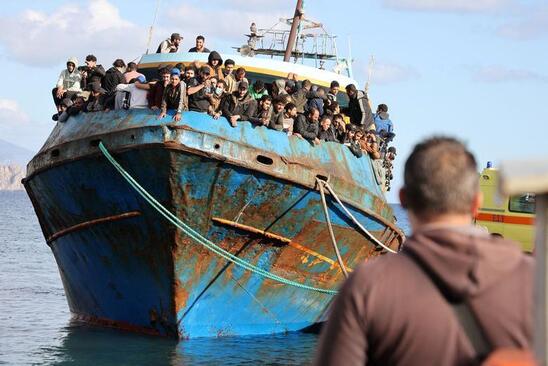 نجات پناهجویان با یک کشتی ماهیگیری در سواحل یونان