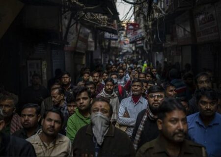 هندی ها در حال تماشای آتش سوزی بازار