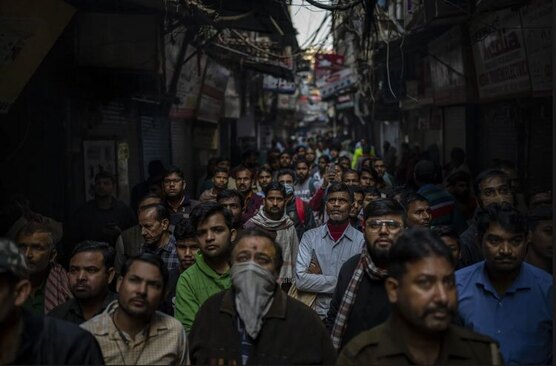 هندی ها در حال تماشای آتش سوزی بازار