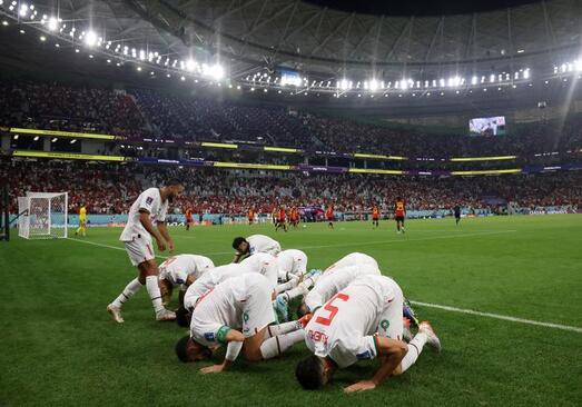 سجده شکر بازیکنان مراکش پس از گل به بلژیک