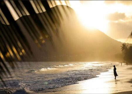 غروب آفتاب در ساحل الماس در منطقه مارتینیک فرانسه