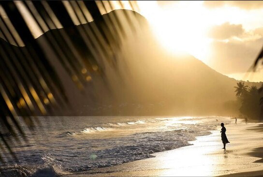 غروب آفتاب در ساحل الماس در منطقه مارتینیک فرانسه