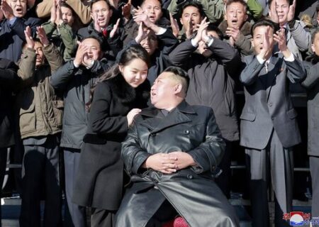 رهبر کره شمالی در کنار دخترش و موشک بالستیک