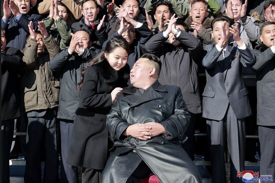رهبر کره شمالی در کنار دخترش و موشک بالستیک