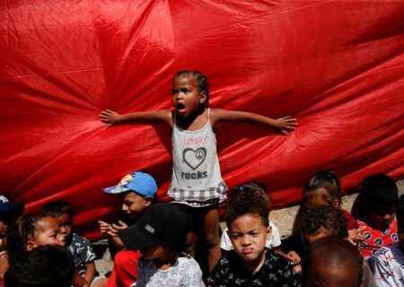 صف توزیع اسباب بازی بین کودکان فقیر ونزوئلایی