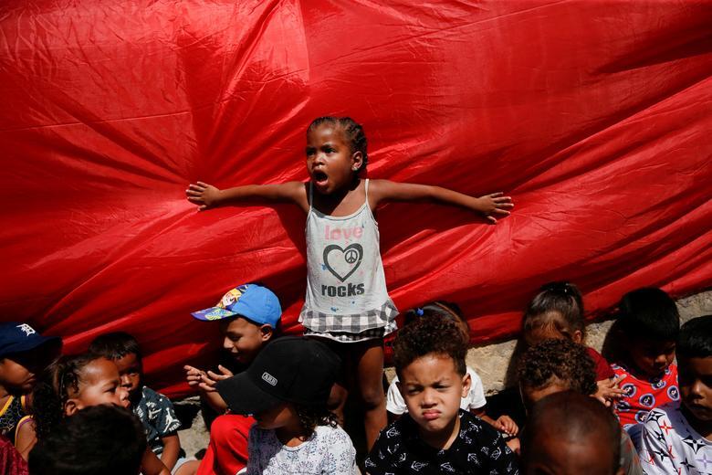 صف توزیع اسباب بازی بین کودکان فقیر ونزوئلایی