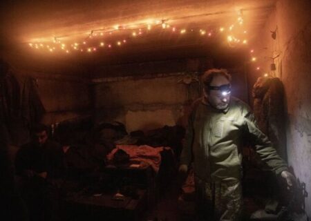 نیروهای اوکراینی در یک پناهگاه زیرزمینی