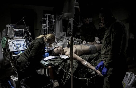 مداوای یک سرباز مجروح ارتش اوکراین در بیمارستان