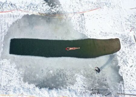 شیرجه در دریاچه یخزده در شنیانگ چین/ عکس
