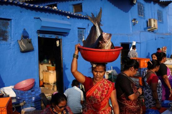 بازار ماهی فروشان شهر بمبئی هند/ رویترز