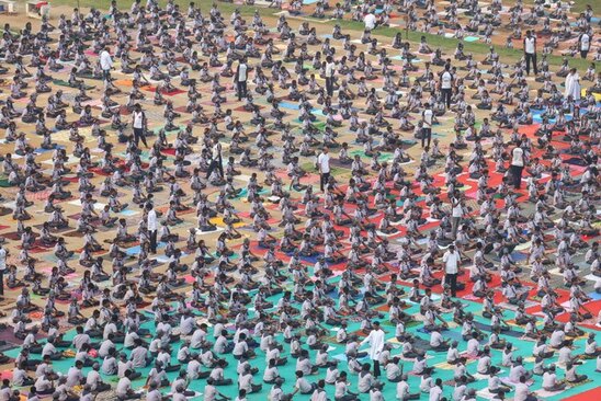 ۵ هزار دانش آموز هندی در یوگای دسته جمعی