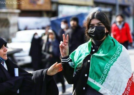 دختران و زنان بدون حجاب در راهپیمایی ٢٢ بهمن