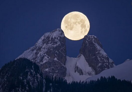 تصویری زیبا از ماه کامل در کوهستانی در سوییس