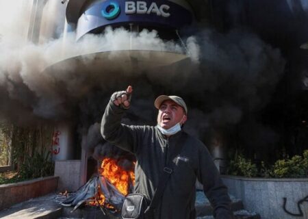آتش کشیدن زدن بانک در بیروت توسط معترضان