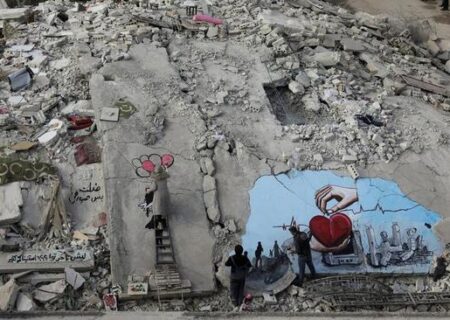 نقاشی دیواری هنرمندان سوری روی ویرانه های زلزله