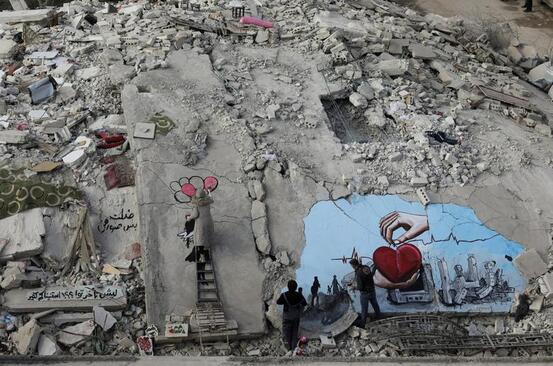 نقاشی دیواری هنرمندان سوری روی ویرانه های زلزله
