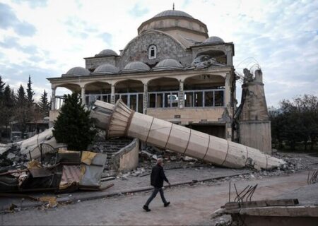 مسجدی صدمه دیده از زلزله در منطقه هاتای ترکیه