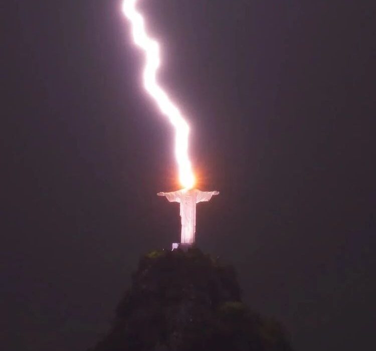 برخورد صاعقه به مجسمه مسیح در ریودوژانیرو