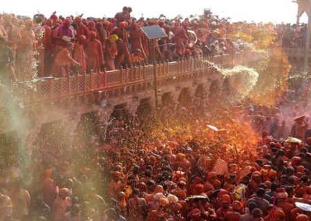 جشنواره بهاره هندوها در معبدی در اوتارپرادش هند