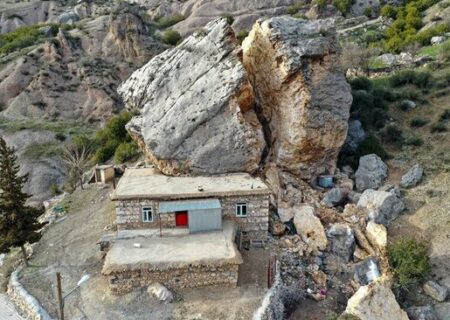 افتادن سنگ بزرگ روی یک خانه روستایی در ترکیه
