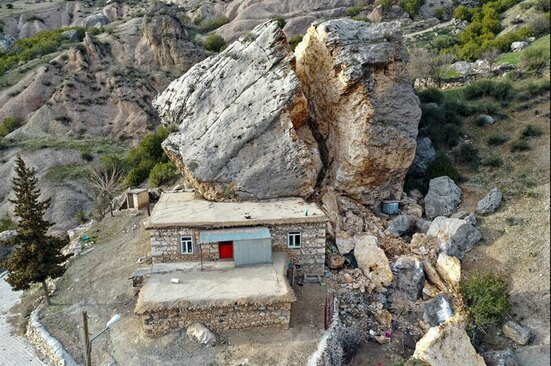 افتادن سنگ بزرگ روی یک خانه روستایی در ترکیه