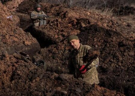 نیروهای اوکراینی در حال حفر سنگر