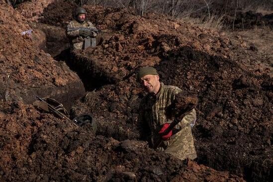 نیروهای اوکراینی در حال حفر سنگر