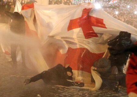 استفاده پلیس گرجستان از آبپاش علیه معترضان
