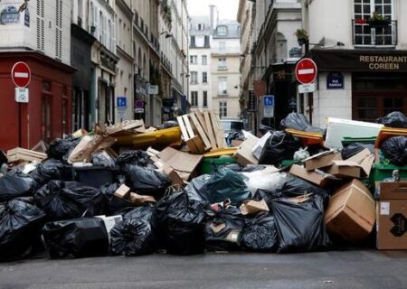 انباشت زباله در پاریس در پی اعتصاب کارکنان شهرداری