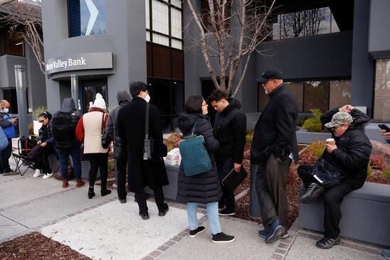 صف کشیدن مردم مقابل بانک ورشکست شده آمریکا