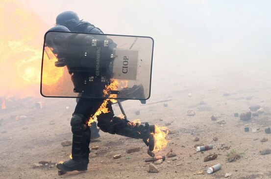آتش گرفتن پلیس ضد شورش در تظاهرات فرانسه