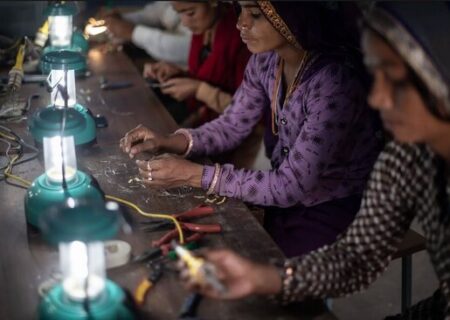 زنان روستایی هند در کارگاه تولید چراغ های خورشیدی