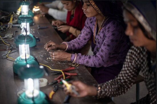 زنان روستایی هند در کارگاه تولید چراغ های خورشیدی
